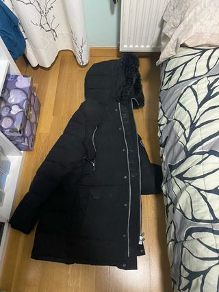 Abrigo JD negro con capucha de pelo