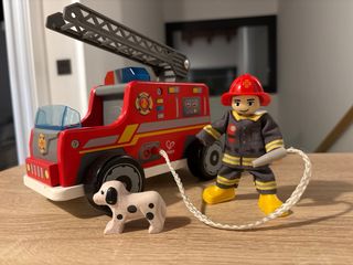 Camión de bomberos de madera con bombero y perro