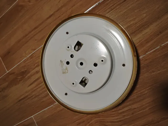 Plafón de techo dorado y transparente