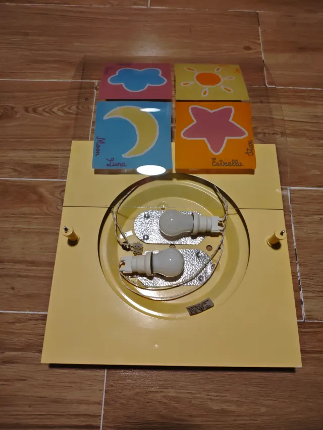 Plafón de techo dorado y transparente