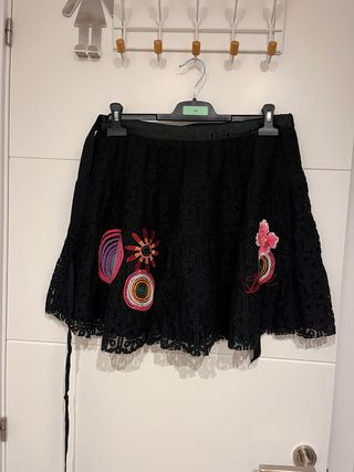 Falda Desigual negra bordada Talla M-L
