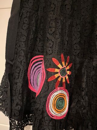 Falda Desigual negra bordada Talla M-L