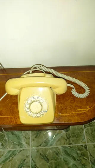 Teléfono antiguo baquelita beige años 60