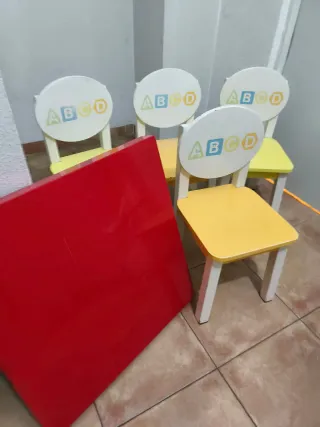 Mesa infantil Ikea + 4 sillas ABC