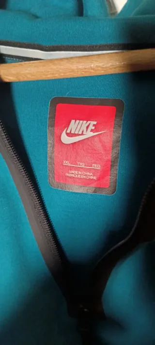 Sudadera Nike con cremallera y capucha