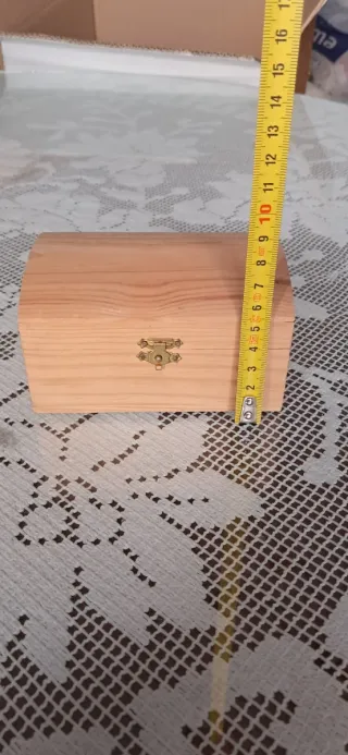 Caja de madera con cierre dorado