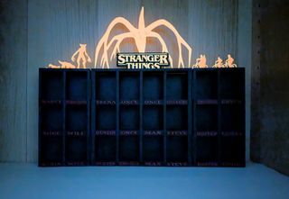 Expositor Stranger Things GLOW Rojo