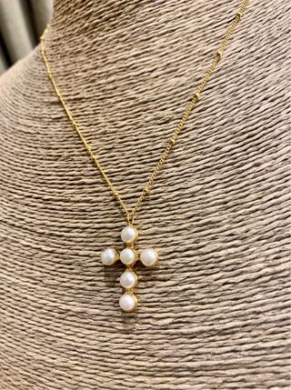 Cadena dorada con colgante de cruz y perlas