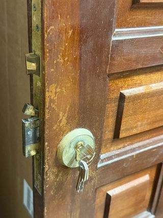 Puerta madera maciza entrada principal , mano dr,