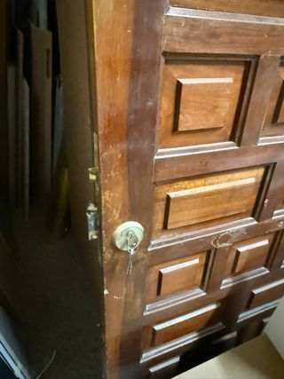 Puerta madera maciza entrada principal , mano dr,