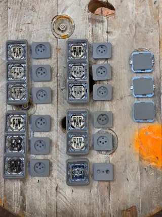 Marcos y mecanismos Simón 75