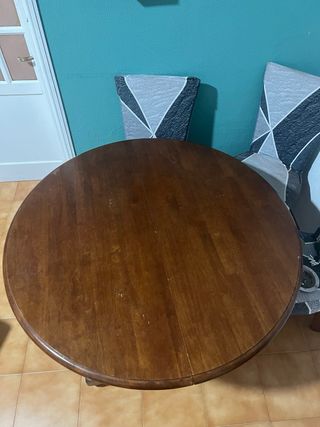 Mesa redonda familiar de madera