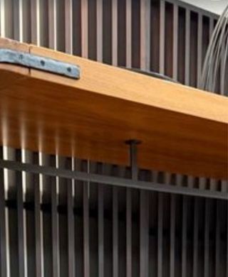 Colgador de nogal con diseño moderno