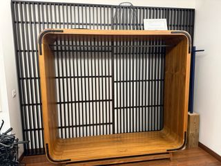 Colgador de nogal con diseño moderno