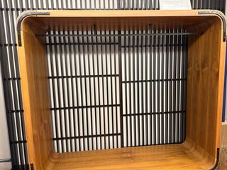 Colgador de nogal con diseño moderno