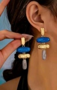 Pendientes largos dorados, plateados y azules