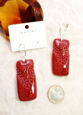 Pendientes rojos con pedrería