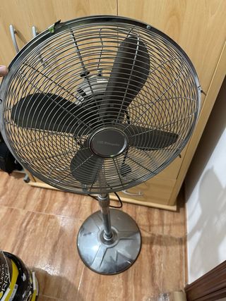Ventilador de pie metálico