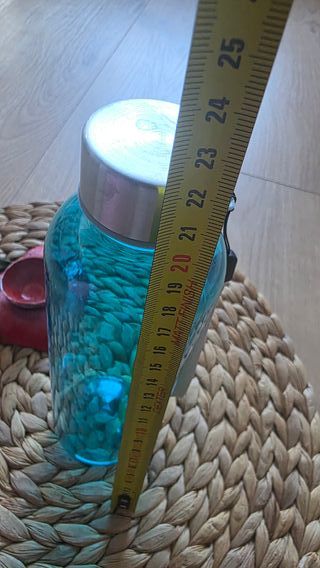 Botella azul con tapa metálica