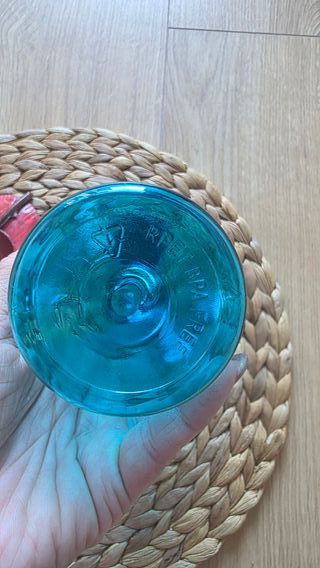 Botella azul con tapa metálica