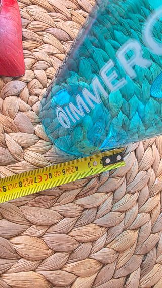 Botella azul con tapa metálica