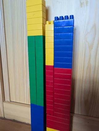 Bloques de construcción y gorro Pikachu