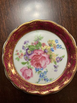 Platito de porcelana con flores y oro