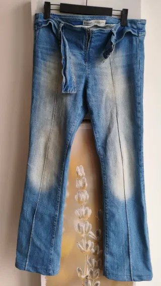 Pantalones vaqueros claros campana con cinturón