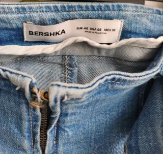 Pantalones vaqueros claros campana con cinturón