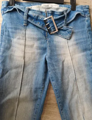 Pantalones vaqueros claros campana con cinturón