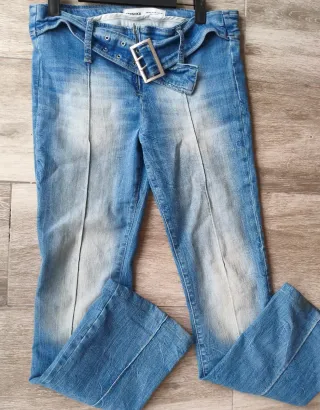 Pantalones vaqueros claros campana con cinturón