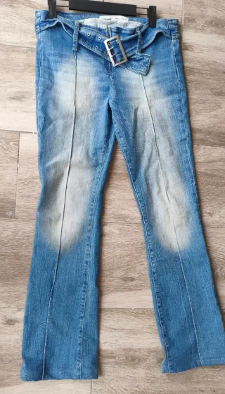 Pantalones vaqueros claros campana con cinturón