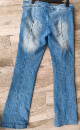 Pantalones vaqueros claros campana con cinturón