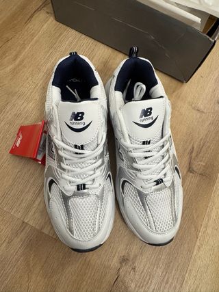 Zapatillas New Balance Blancas y Plateadas