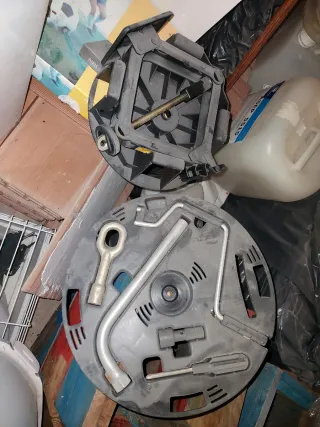 Juego herramientas coche gato y llave