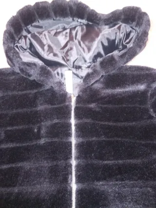 Bomber de pelo negra con capucha