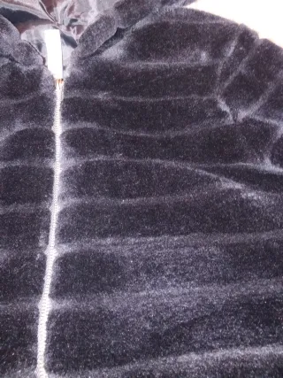 Bomber de pelo negra con capucha