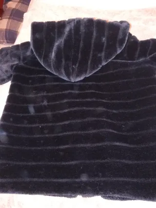 Bomber de pelo negra con capucha