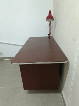 Mesa de oficina marrón