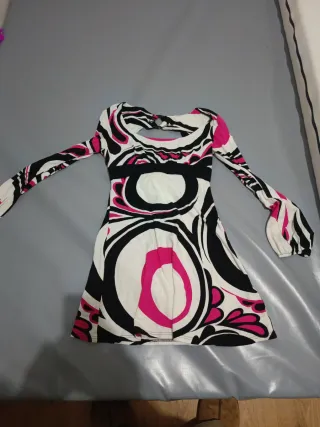 Vestido estampado blanco, negro y fucsia