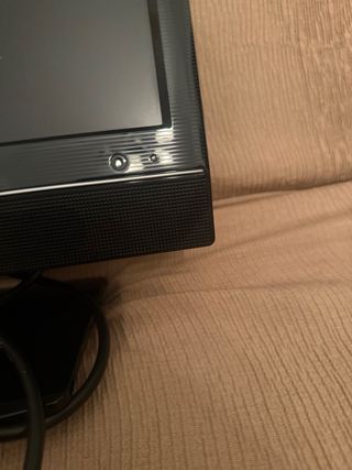 Televisor LG pequeño negro