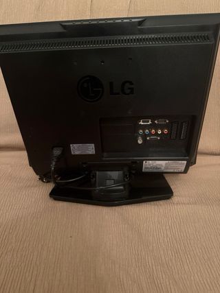 Televisor LG pequeño negro