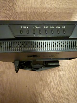 Televisor LG pequeño negro