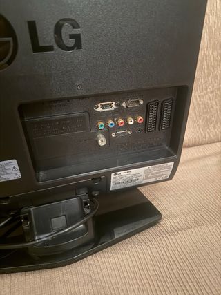 Televisor LG pequeño negro