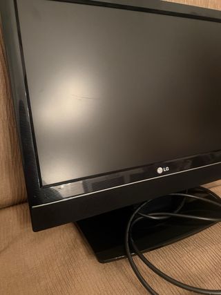 Televisor LG pequeño negro