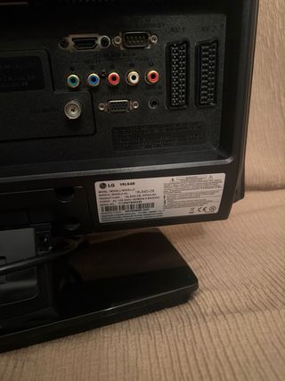 Televisor LG pequeño negro