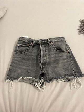 Shorts Levi's grises desgastados