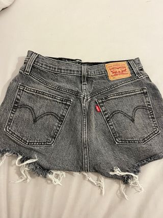 Shorts Levi's grises desgastados