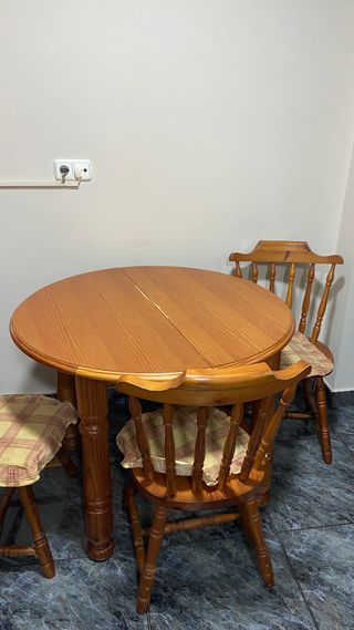 Mueble de madera con vitrina y cajones