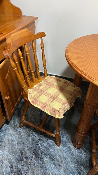 Mueble de madera con vitrina y cajones